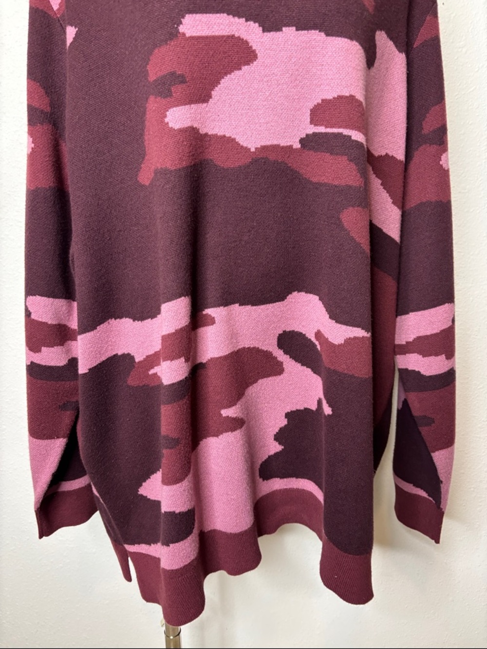 Belle by Kim Gravel size 2X Pink & Burgundy Camo V-Neck Sweater - Picture 3 of 7